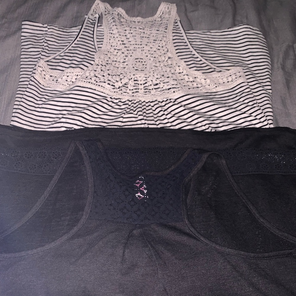 2 flowy tanks with crochet details - Picture 2 of 12
